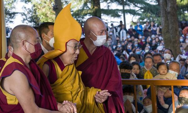 Σάλος με τον Δαλάι Λάμα: Ζήτησε από παιδί να του ρουφήξει τη γλώσσα - Τι είπε για να απολογηθεί
