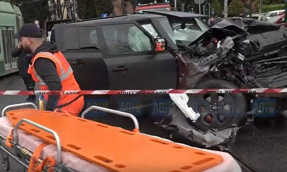 Λάτσιο: Τρόμος για τον Ιμόμπιλε και τον γιο του - Διέλυσε το αμάξι του σε τροχαίο με τραμ (video)