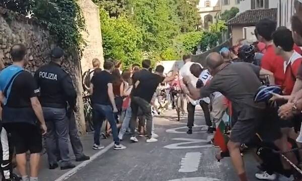 Γύρος Ιταλίας: Ποδηλάτισσα μπήκε κατά λάθος στη διαδρομή και δεν θα το ξεχάσει ποτέ! (vid)