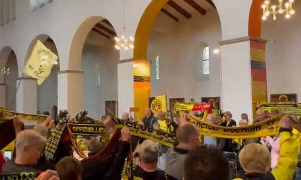 Ντόρτμουντ: Επικό! Οπαδοί τραγουδούν το «You'll never walk alone» μέσα σε εκκλησία (video)