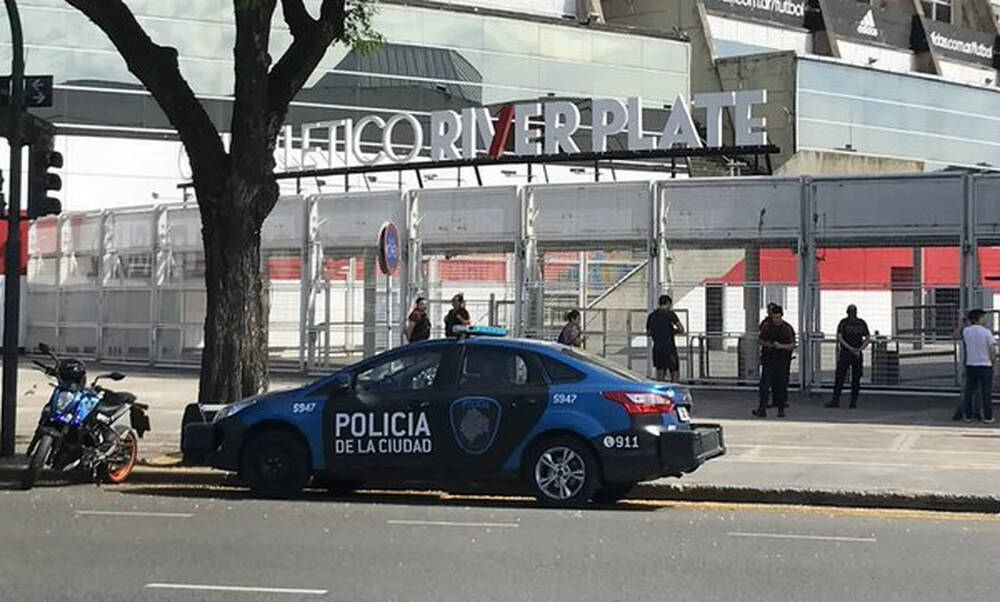 Αργεντινή: Οπαδοί της Ρίβερ Πλέιτ έκλεψαν όπλο από αστυνομικό και απείλησαν να τη σκοτώσουν