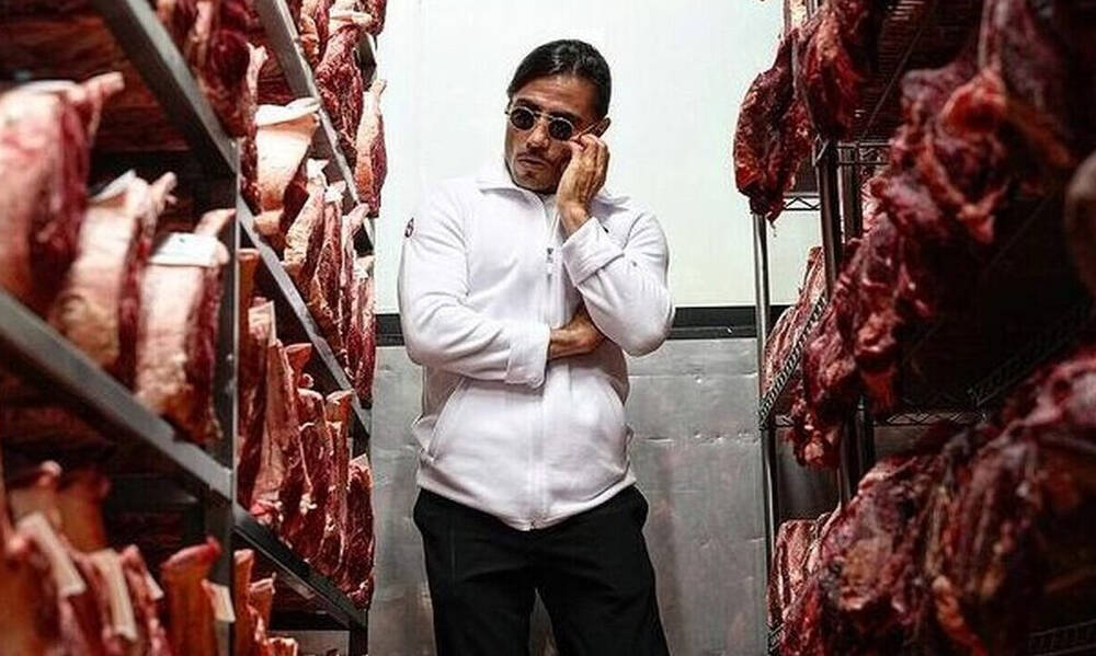 Salt Bae: Από το «λουκέτο» στο εστιατόριο της Νέας Υόρκης, στην... αποτυχία της Μυκόνου