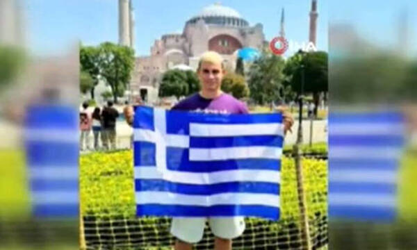 Έλληνας ύψωσε την ελληνική σημαία μπροστά στην Αγιά Σοφιά – Οι αντιδράσεις των Τούρκων
