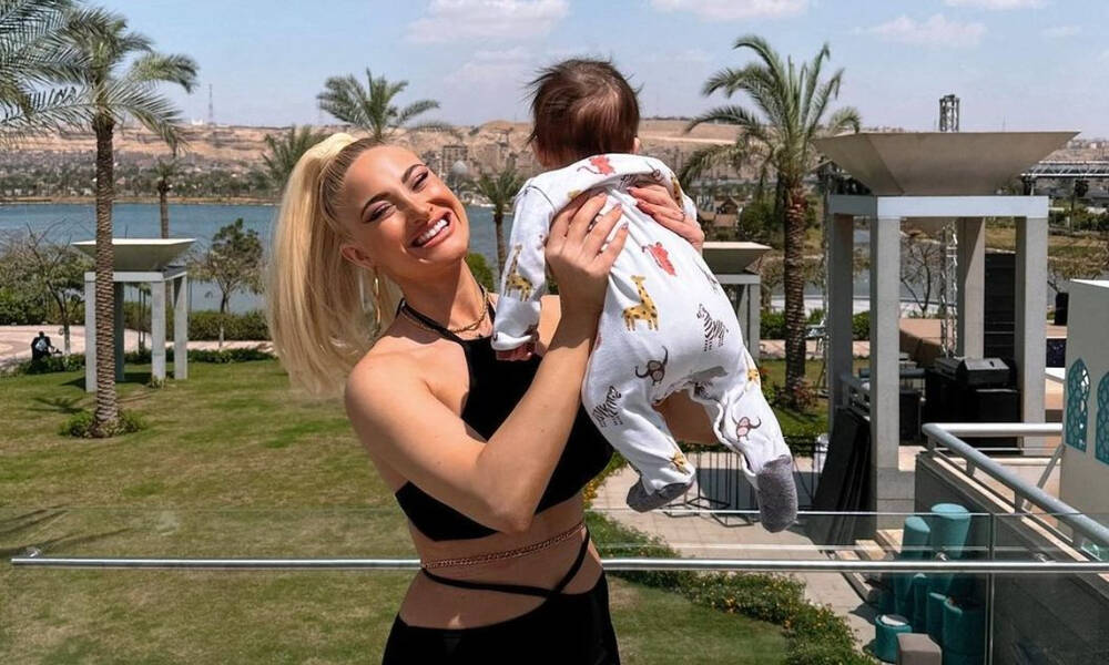 Ιωάννα Τούνη: Θηλάζει το μωρό της σε καφέ στο Μόντε Κάρλο