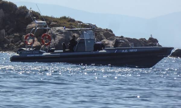 Λιμενικό: Βίντεο από τη διάσωση οκτώ ατόμων από το ταχύπλοο που βυθιζόταν μεταξύ Πειραιά και Αίγινας