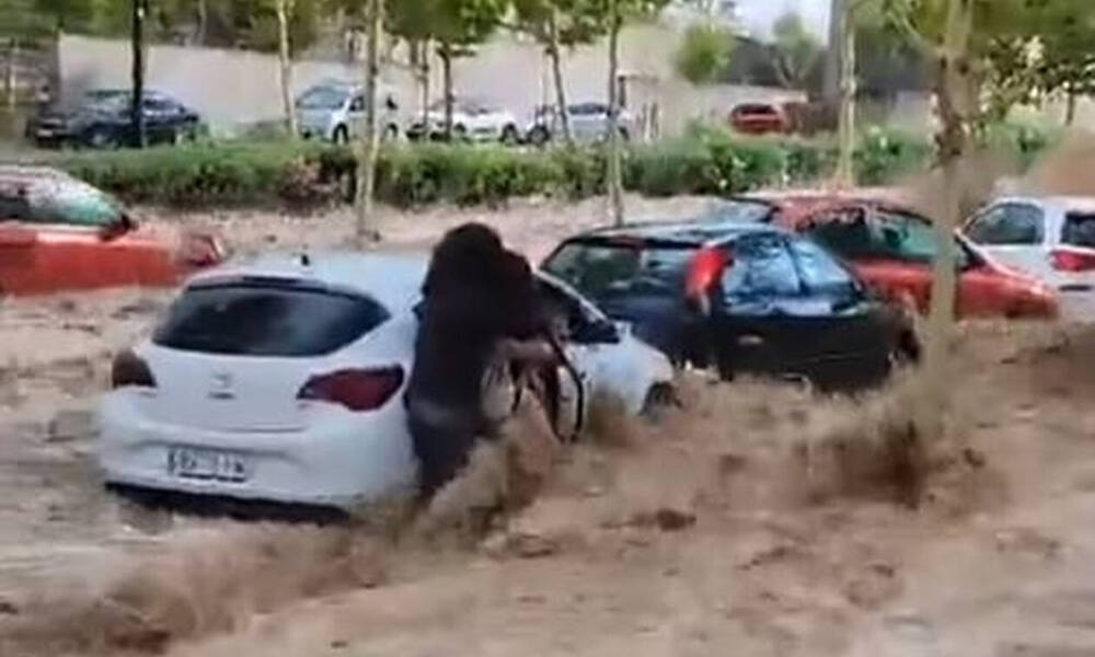 Ισπανία: Viral βίντεο με ανθρώπους στις οροφές των αυτοκινήτων για να γλιτώσουν από τις πλημμύρες