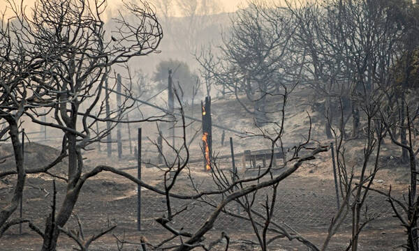 Φωτιά στη Ρόδο: «Υπήρχε πανικός και πολύ έντονο σπρώξιμο», αναφέρει Βρετανός τουρίστας