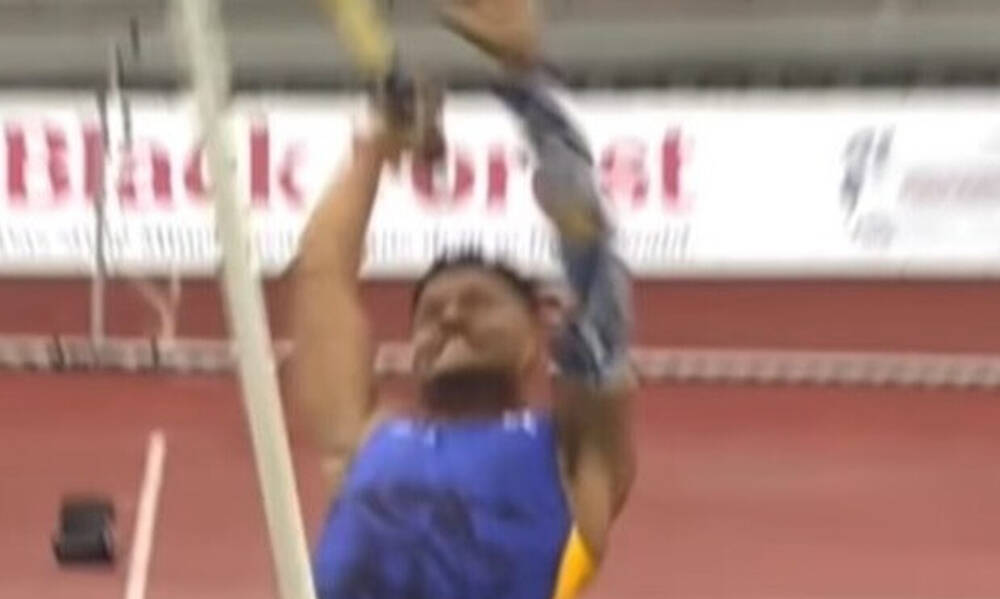 Τους ανησύχησε όλους ο Καραλής: Έσπασε το κοντάρι την ώρα της προσπάθειας