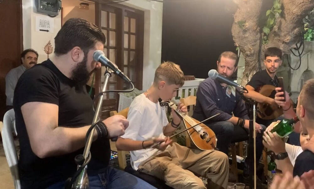 Viral ο μικρός Ελληνοκαναδός που έμαθε λύρα μόνος του - Συγκίνησε σε γλέντι στο Ηράκλειο