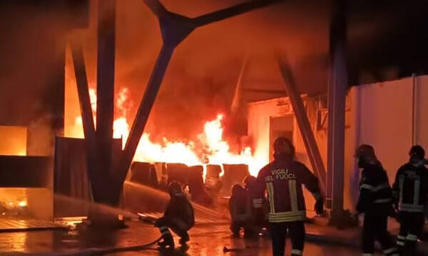 Ιταλία: Οπαδοί έβαλαν φωτιά σε στάδιο μετά από αγώνα 3ης κατηγορίας - Σκληρές εικόνες (videos)