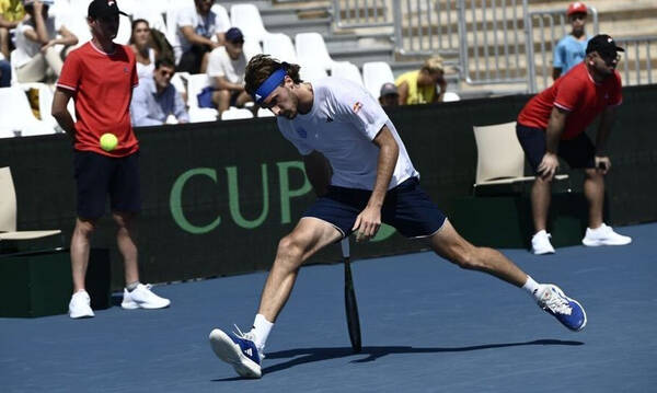 Davis Cup: «Λύγισε» ο Στέφανος Τσιτσιπάς, ήττα της Ελλάδας από τη Σλοβακία με 3-1