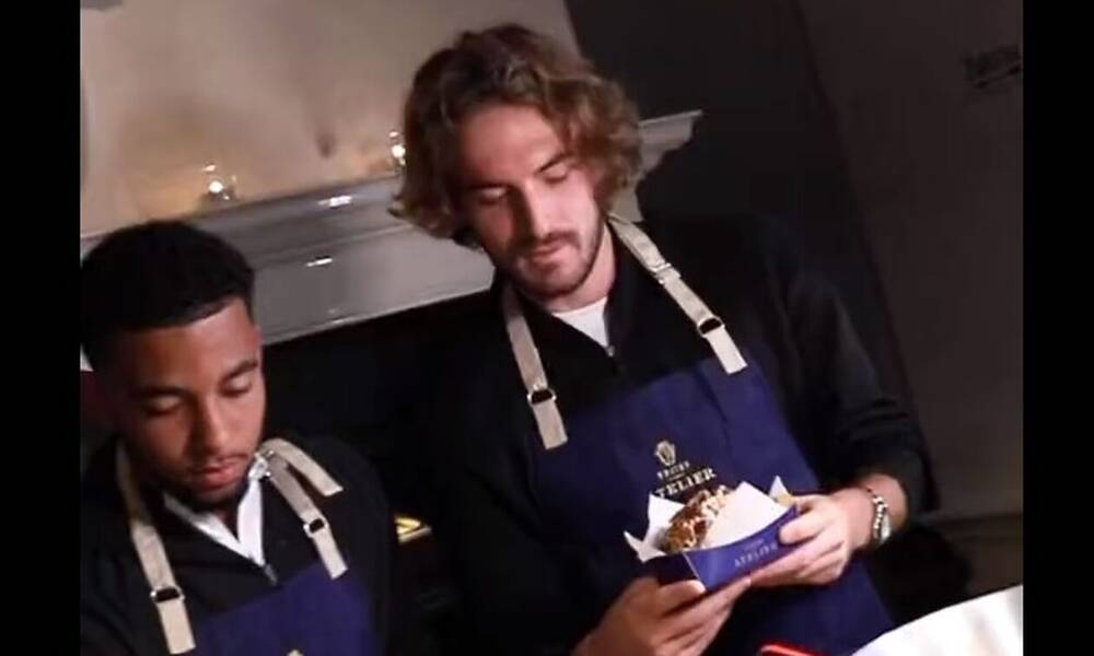 Στέφανος Τσιτσιπάς: Φόρεσε ποδιά και μαγείρεψε για την Πάουλα Μπαντόσα -  Βίντεο