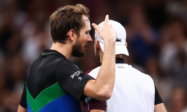 Σάλος με Μεντβέντεφ στο Παρίσι - Έκανε χειρονομία στον κόσμο που τον αποδοκίμαζε (vids)