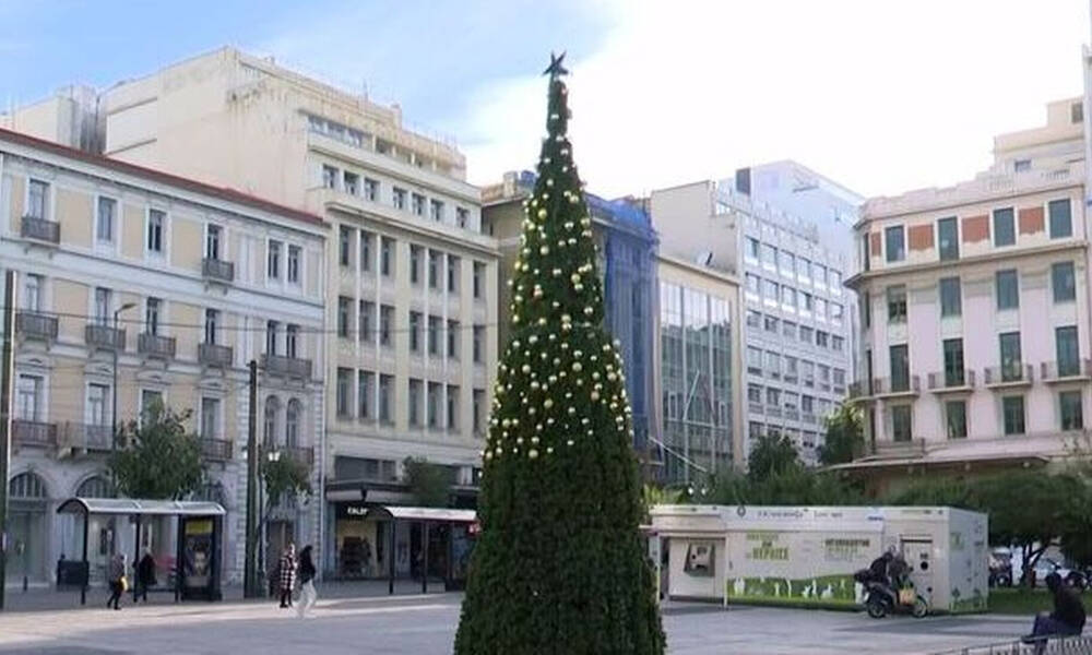 Κλέβουν μπάλες και λαμπιόνια από τα δέντρα στην Αθήνα