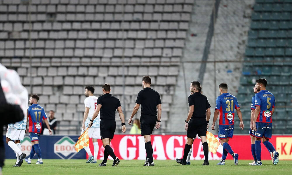 Super League: Στον «αέρα» η 14η αγωνιστική – Δηλώνουν κώλυμα οι διαιτητές -  Onsports.gr