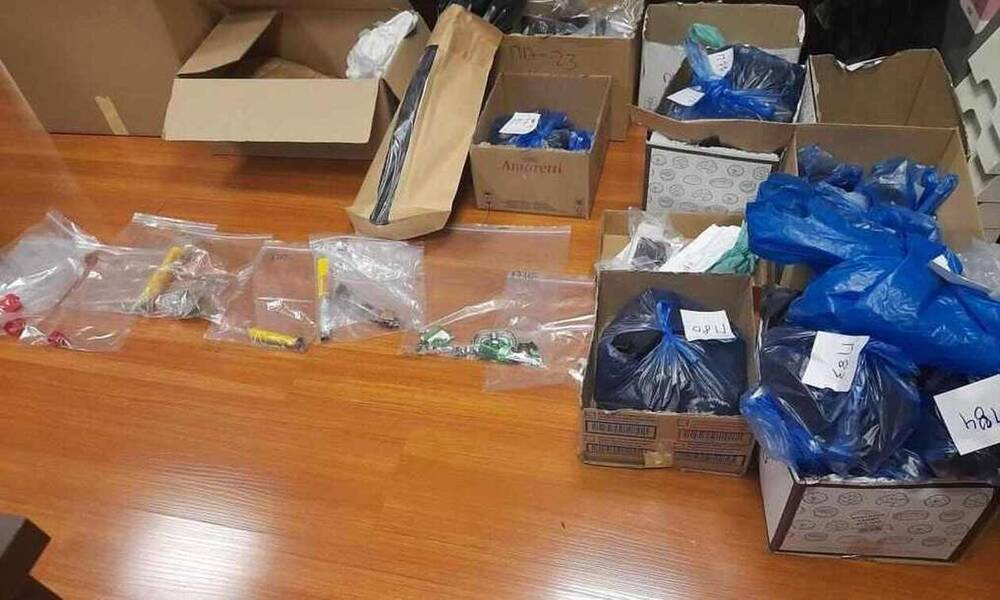 Ρέντη: Αυτά είναι τα ευρήματα στο «Μελίνα Μερκούρη» - Κροτίδες, φωτοβολίδες και καμένα ρούχα
