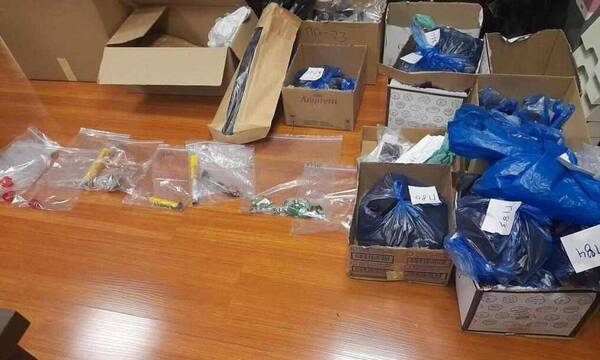Ρέντη: Αυτά είναι τα ευρήματα στο «Μελίνα Μερκούρη» - Κροτίδες, φωτοβολίδες και καμένα ρούχα