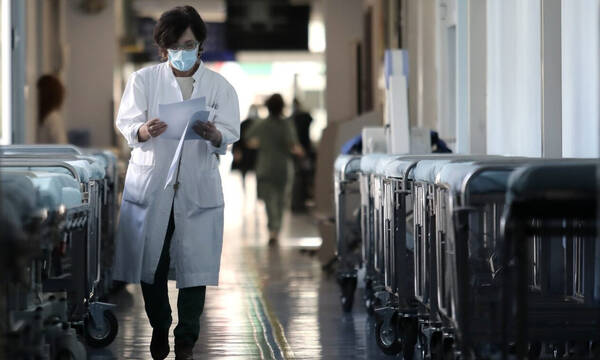 Κορονοϊός - γρίπη: Μάσκες στα νοσοκομεία και σύσταση για κλειστούς χώρους και μέσα μεταφοράς