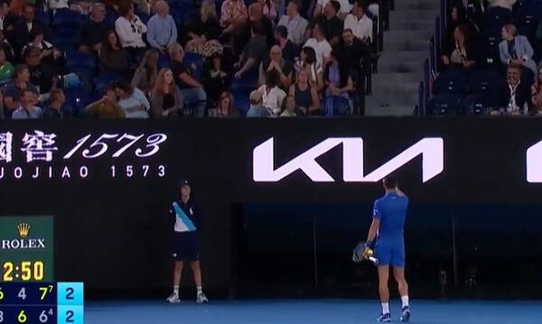 Australian Open: Εξαγριωμένος ο Τζόκοβιτς έκανε «ντου» σε φίλαθλο στην εξέδρα (video)