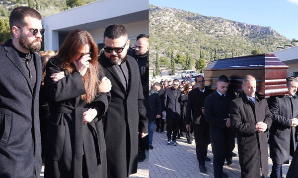 Χάρης Κωστόπουλος: Υποβασταζόμενη η σύζυγός του στην κηδεία