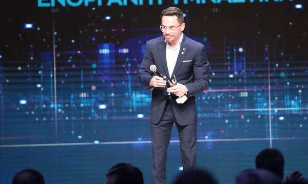 Ο Λευτέρης Πετρούνιας ξύρισε το μουστάκι του: «Γελάστε ελεύθερα»