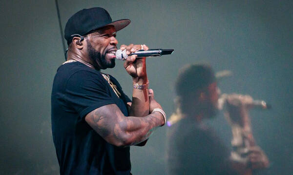 Μπελάδες για τον 50 Cent: Η γυναίκα που τραυματίστηκε από μικρόφωνο που πέταξε ο ράπερ, τον μηνύει