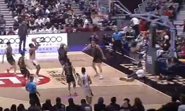 Τρόμος στην Ταϊβάν: Κατέρρευσε στο παρκέ πρώην παίκτης του Ολυμπιακού - Βίντεο