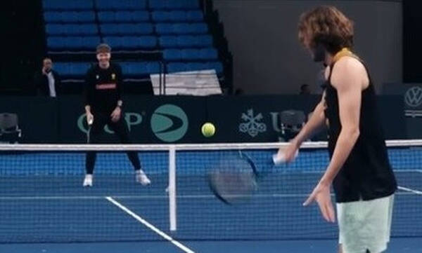 Τσιτσιπάς με φανέλα ΑΕΚ κόντρα στον Κουζμίνσκας!