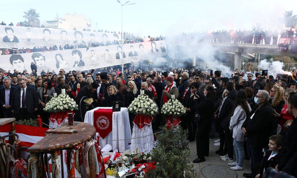 Ολυμπιακός: Πλήθος κόσμου στο μνημόσυνο των θυμάτων της θύρας 7