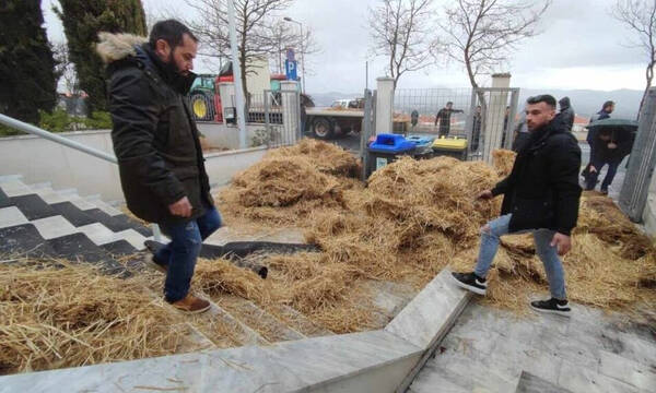 Αγρότες: Έριξαν άχυρα και κοπριά στο κτίριο της Περιφέρειας Δυτικής Μακεδονίας (pics-vid)
