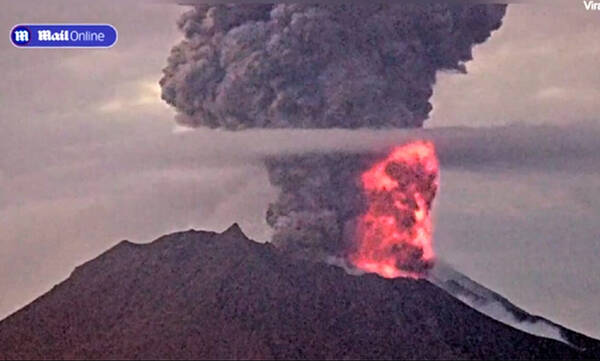 Μεγάλη έκρηξη ηφαιστείου στην Ιαπωνία: Βράχοι και τέφρα εκτοξεύτηκαν σε ύψος 5 χιλιομέτρων
