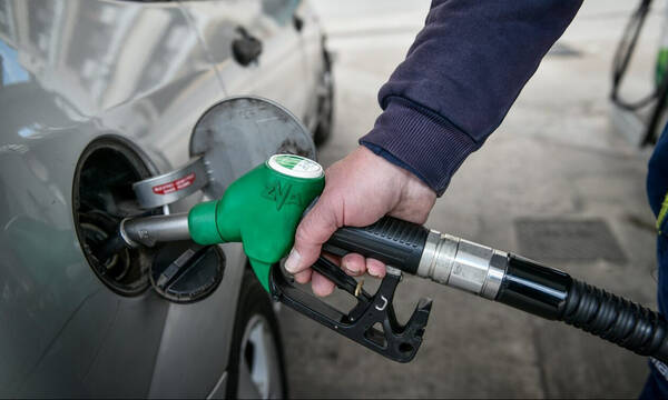 «Καίει» η τιμή της βενζίνης - Ξεπέρασε τα 2 ευρώ σε Κυκλάδες και Δωδεκάνησα