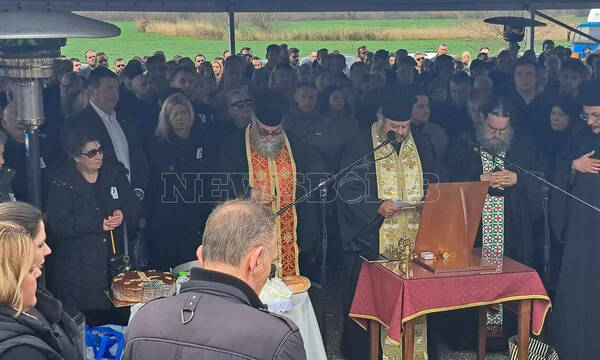 Τέμπη: «Αθάνατοι» φώναξαν οι συγγενείς των θυμάτων - Λύγισε ο ιερέας στο μνημόσυνο