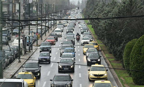 Κίνηση τώρα: «Κόλαση» στους δρόμους της Αττικής - Η ισχυρή βροχόπτωση προκάλεσε κυκλοφοριακό χάος