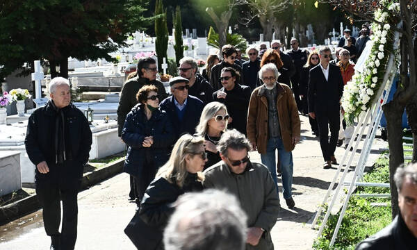 Συγκίνηση στο στερνό αντίο για τον Ηλία Λογοθέτη