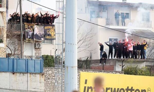 Λαμία - ΑΕΚ: Από μπαλκόνια και ταράτσες βλέπουν τον αγώνα οπαδοί της Ένωσης (video)
