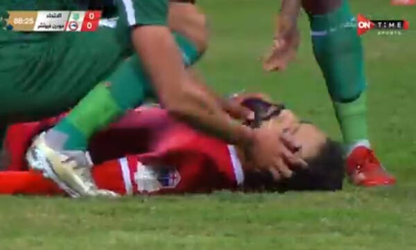 Ποδοσφαιριστής κατέρρευσε εν ώρα αγώνα - Υπέστη ανακοπή καρδιάς για πάνω από 1 ώρα (Σκληρές εικόνες)