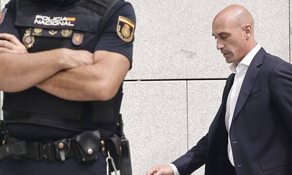Σκάνδαλο στην Ισπανία: Κινηματογραφική σύλληψη Ρουμπιάλες στο αεροδρόμιο - Αφέθηκε εντέλει ελεύθερος