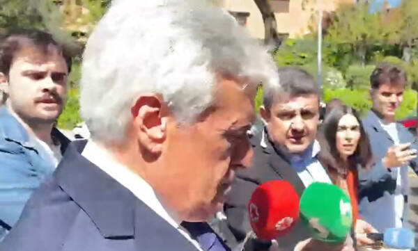 Χτύπησε το κινητό του ενώ προσπαθούσε να αποφύγει δημοσιογράφους