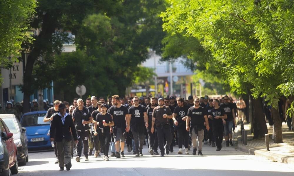 Άρης - ΠΑΟΚ: Συγκέντρωση οπαδών έξω από το ξενοδοχείο του Δικέφαλου - Στα μπαλκόνια οι παίκτες (vid)