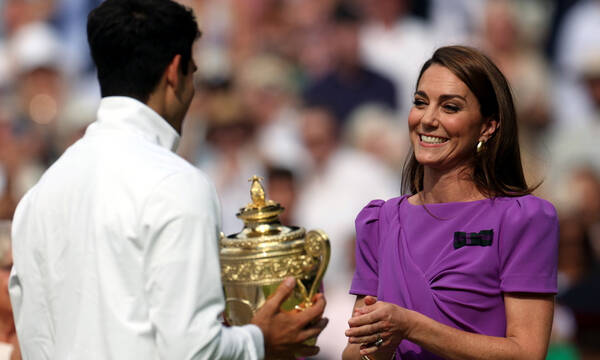 Η Κέιτ Μίντλετον παρέδωσε το τρόπαιο του Wimbledon στον Κάρλος Αλκαράθ