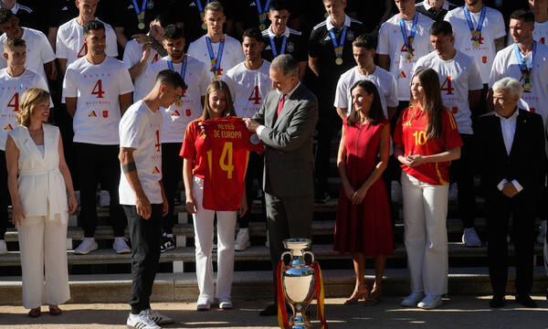 Ισπανία: Ο Βασιλιάς Φίλιππος υποδέχθηκε τους πρωταθλητές Ευρώπης - Το δώρο του Μοράτα