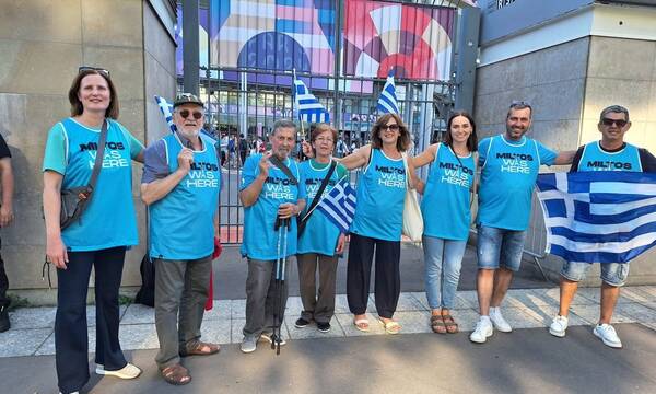 Μίλτος Τεντόγλου: Στο Παρίσι ο παππούς, η γιαγιά και όλη του η οικογένεια με τρομερά μπλουζάκια