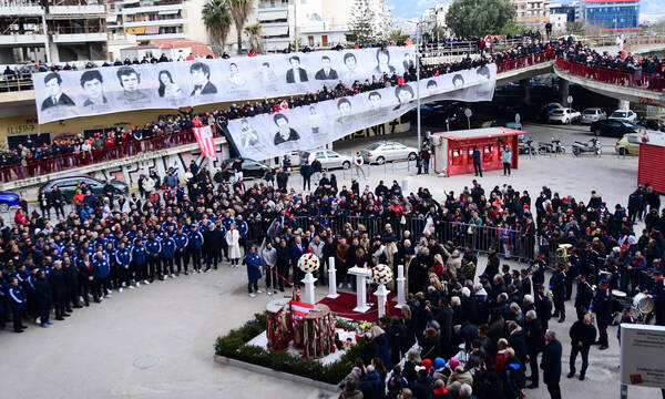 Ολυμπιακός: Συγκίνηση στο μνημόσυνο των θυμάτων της Θύρας 7 – Σύσσωμη η «ερυθρόλευκη» οικογένεια