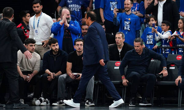 Ασέβεια προς τον Αταμάν: Αποδοκιμάστηκε και αποχώρησε