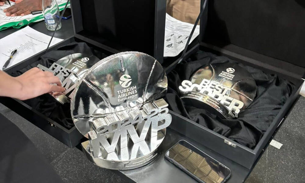 Η ξεχωριστή φωτογράφηση του Κέντρικ Ναν με τα βραβεία του 