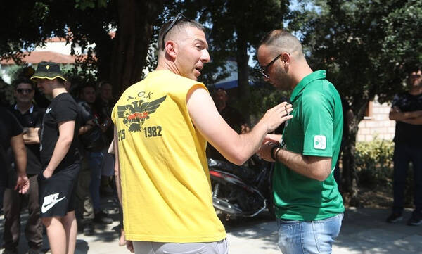 Κηδεία Χατζηχρήστου: Παρόντες φίλοι και... αντίπαλοι -Αντιπροσωπεία της Θύρας 13, στεφάνι από Θύρα 7