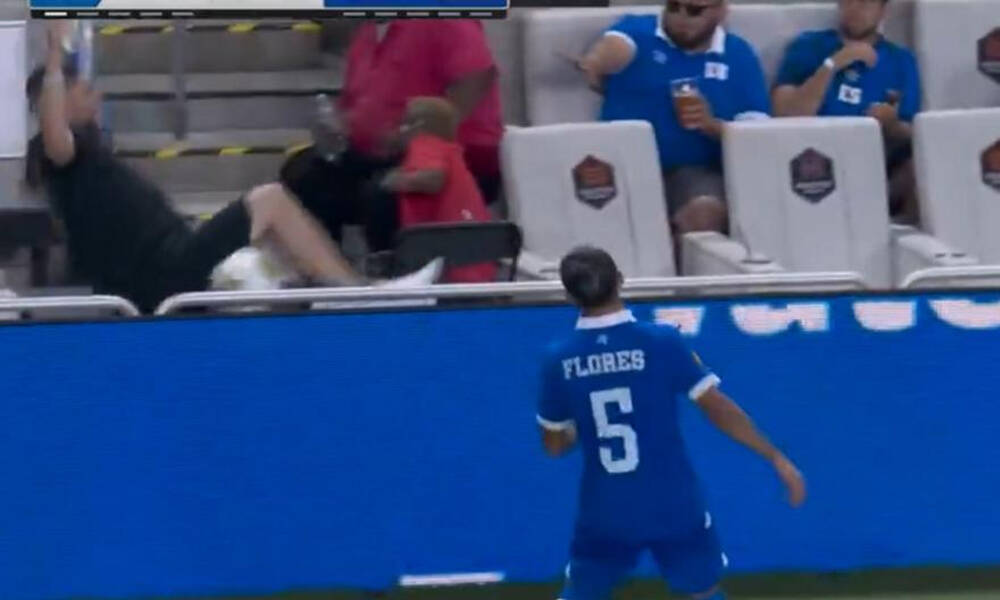 To blooper της χρονιάς: Φίλαθλος πήγε να κάνει κοντρόλ κι «έφαγε» επική τούμπα – Δείτε βίντεο