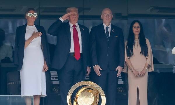 Ντόναλντ Τραμπ: Με ελικόπτερο στον τελικό της Τσέλσι με την Παρί - Η κίνησή του στον ύμνο των ΗΠΑ