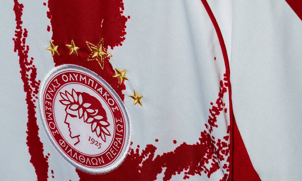 Ολυμπιακός: Παρουσίασε τη νέα εκτός έδρας φανέλα με τα πέντε αστέρια